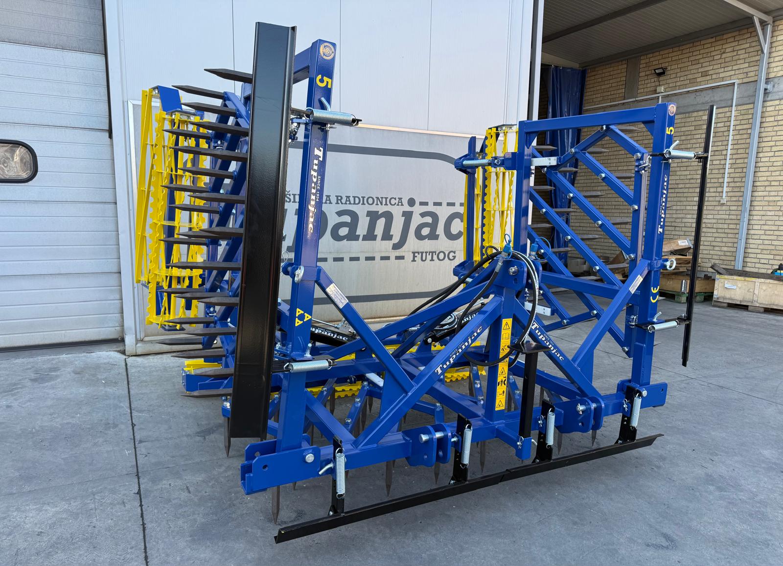 Középnehéz borona 5 m munkaszélességgel, két rotor sorral